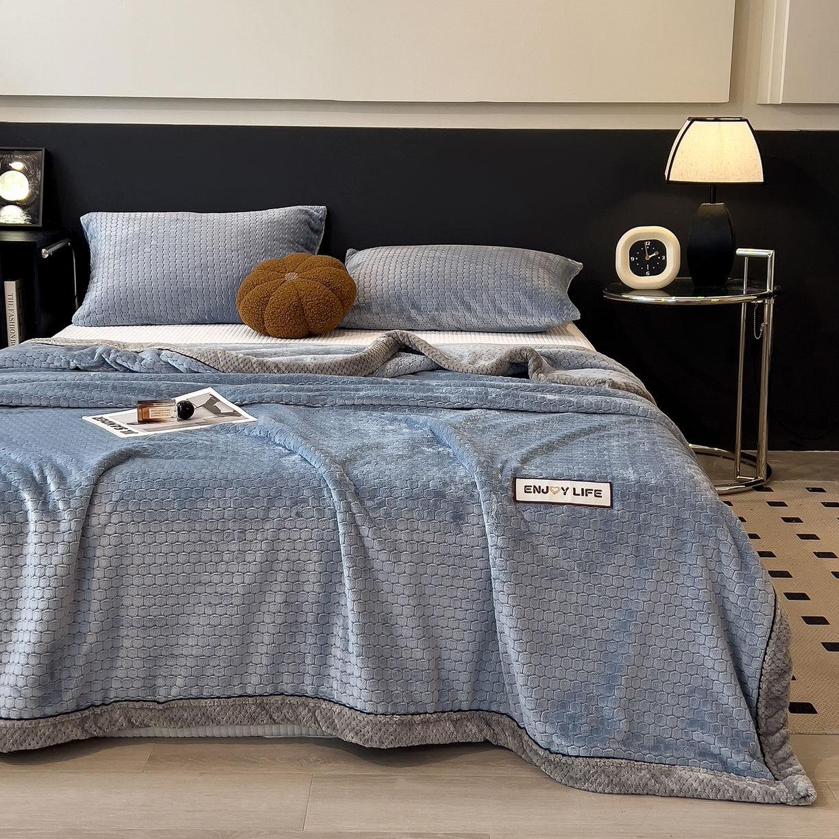 91家纺网 家纺一手货源 找家纺 世纪绒品 2025新款A类六梳牛奶绒提花足球宝贝毛毯 足球宝贝-蓝灰