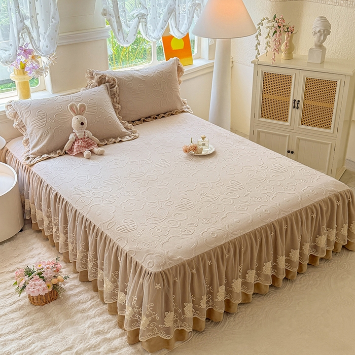 91家纺网 家纺一手货源 找家纺 美达家纺 2025新款牛奶绒雕花系列单床裙 床裙-爱心朵朵-咖