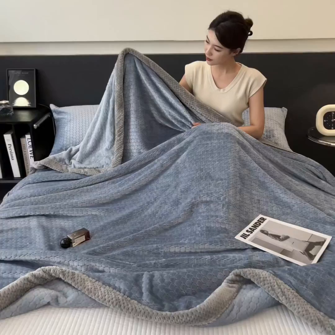 91家纺网 家纺一手货源 找家纺 世纪绒品 2025新款A类六梳牛奶绒提花足球宝贝毛毯 足球宝贝-蓝灰