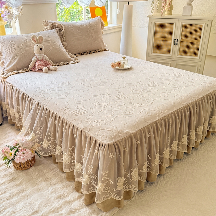 91家纺网 家纺一手货源 找家纺 美达家纺 2025新款牛奶绒雕花系列单床裙 床裙-爱心朵朵-咖