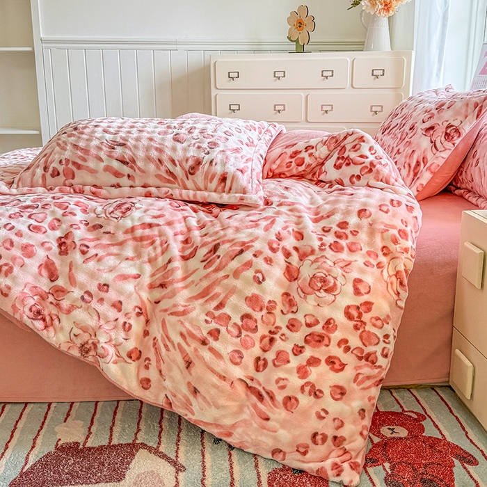 91家纺网 家纺一手货源 找家纺 家贝爱 2025新款加厚牛奶绒泡泡兔毛绒四件套 泡泡绒-绽放