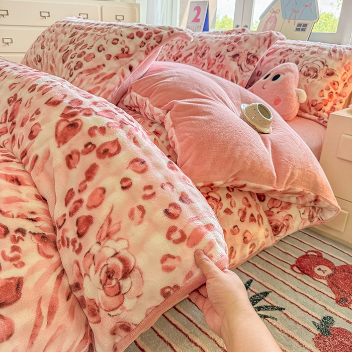 91家纺网 家纺一手货源 找家纺 家贝爱 2025新款加厚牛奶绒泡泡兔毛绒四件套 泡泡绒-绽放