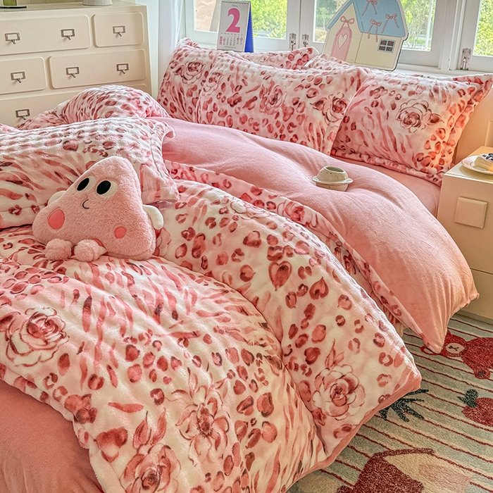 91家纺网 家纺一手货源 找家纺 家贝爱 2025新款加厚牛奶绒泡泡兔毛绒四件套 泡泡绒-绽放