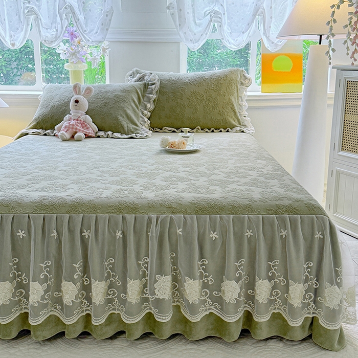 91家纺网 家纺一手货源 找家纺 美达家纺 2025新款牛奶绒雕花系列单床裙 床裙-枫叶-绿