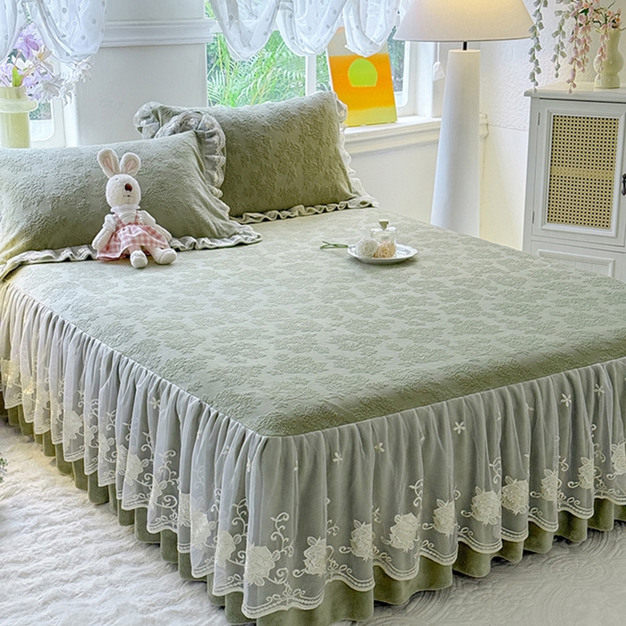 91家纺网 家纺一手货源 找家纺 美达家纺 2025新款牛奶绒雕花系列单床裙 床裙-枫叶-绿