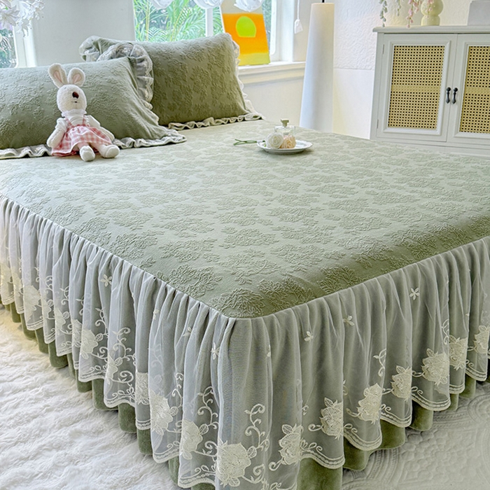 91家纺网 家纺一手货源 找家纺 美达家纺 2025新款牛奶绒雕花系列单床裙 床裙-枫叶-绿