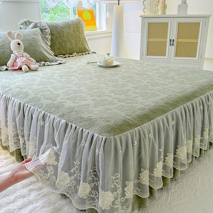 91家纺网 家纺一手货源 找家纺 美达家纺 2025新款牛奶绒雕花系列单床裙 床裙-枫叶-绿