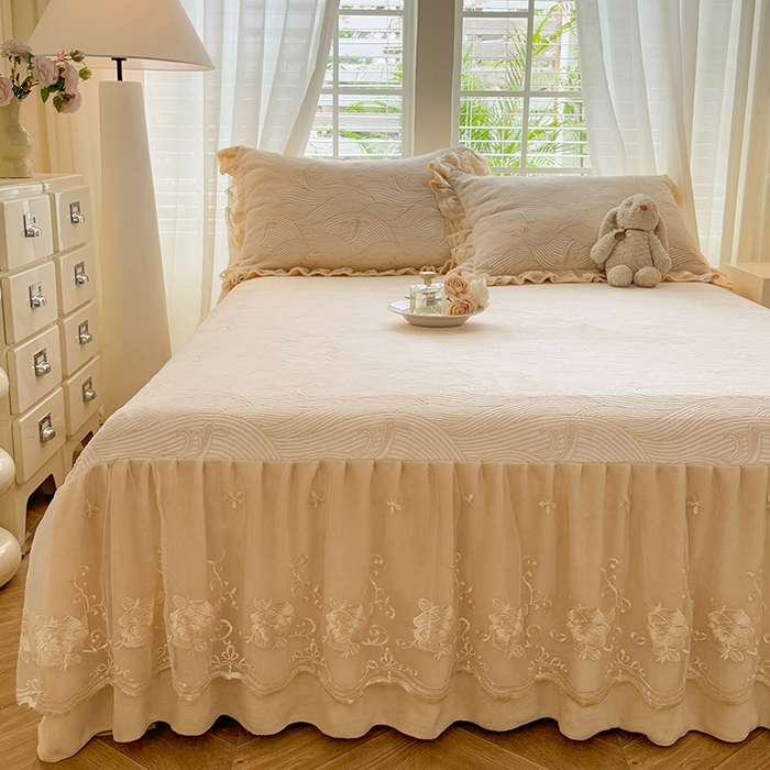 91家纺网 家纺一手货源 找家纺 美达家纺 2025新款牛奶绒雕花系列单床裙 床裙-海浪涛涛-米白