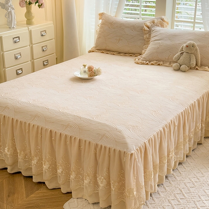 91家纺网 家纺一手货源 找家纺 美达家纺 2025新款牛奶绒雕花系列单床裙 床裙-海浪涛涛-米白