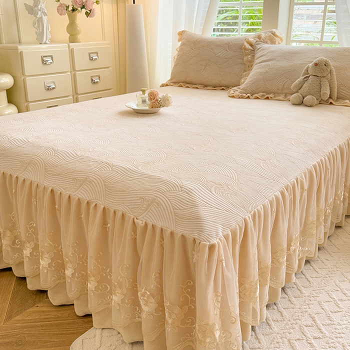 91家纺网 家纺一手货源 找家纺 美达家纺 2025新款牛奶绒雕花系列单床裙 床裙-海浪涛涛-米白