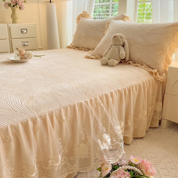 91家纺网 家纺一手货源 找家纺 美达家纺 2025新款牛奶绒雕花系列单床裙 床裙-海浪涛涛-米白