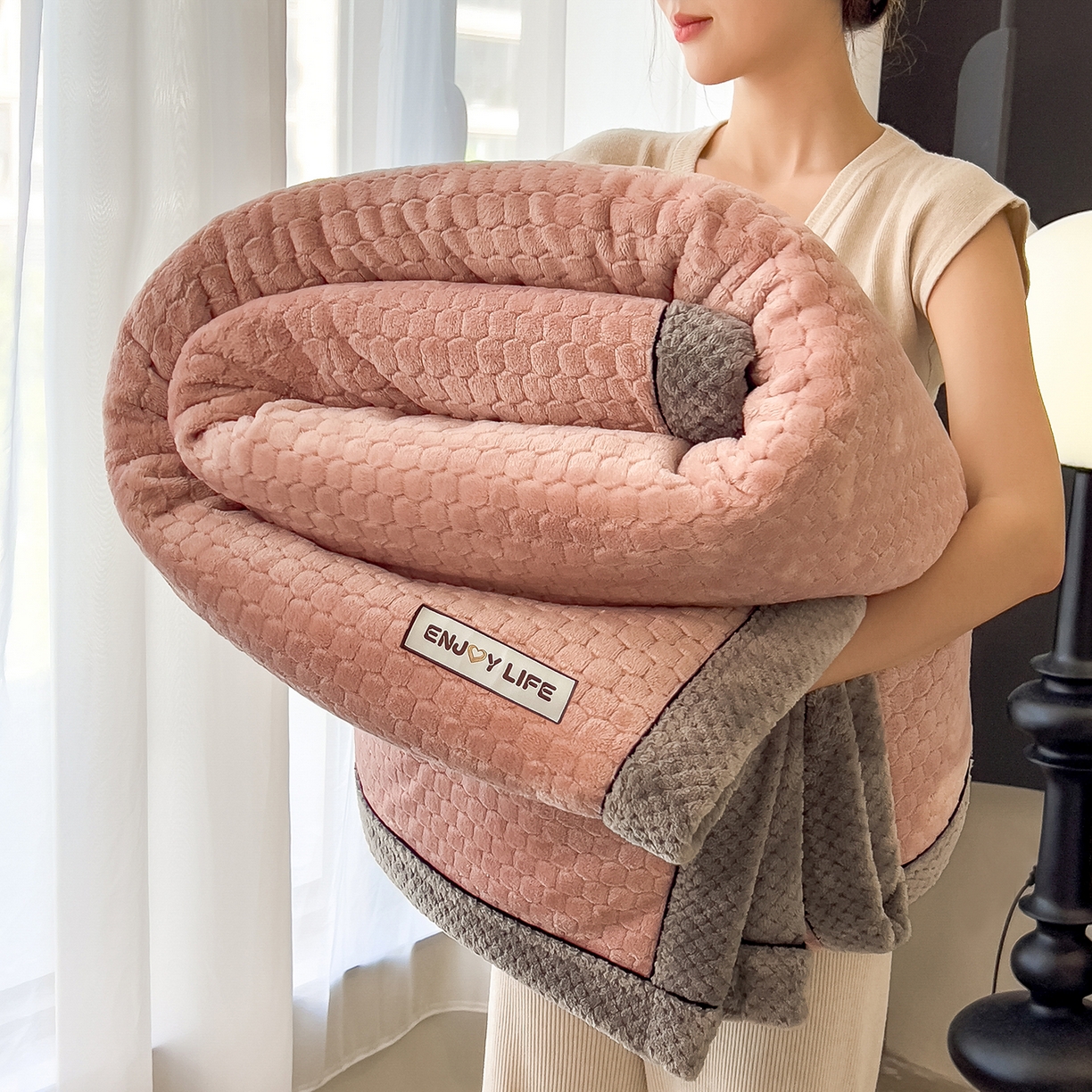 91家纺网 家纺一手货源 找家纺 世纪绒品 2025新款A类六梳牛奶绒提花足球宝贝毛毯 足球宝贝-豆沙粉