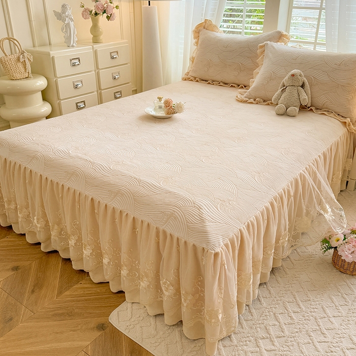 91家纺网 家纺一手货源 找家纺 美达家纺 2025新款牛奶绒雕花系列单床裙 床裙-海浪涛涛-米白