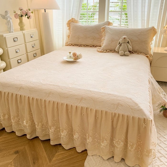 91家纺网 家纺一手货源 找家纺 美达家纺 2025新款牛奶绒雕花系列单床裙 床裙-海浪涛涛-米白