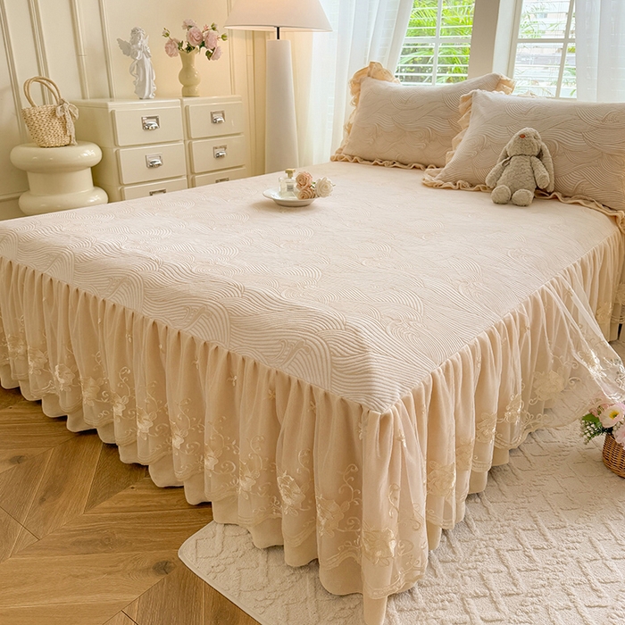 91家纺网 家纺一手货源 找家纺 美达家纺 2025新款牛奶绒雕花系列单床裙 床裙-海浪涛涛-米白