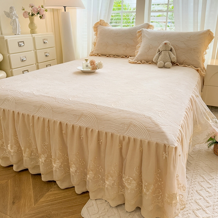 91家纺网 家纺一手货源 找家纺 美达家纺 2025新款牛奶绒雕花系列单床裙 床裙-海浪涛涛-米白