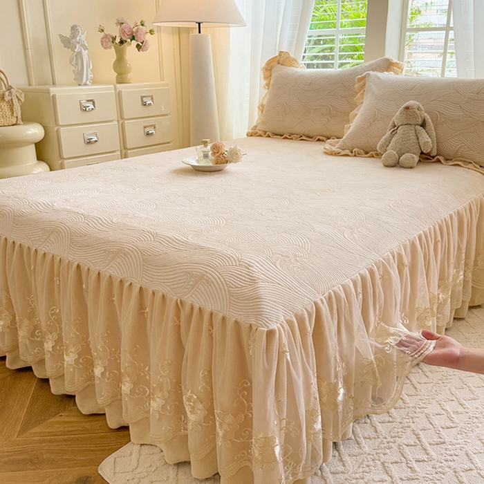 91家纺网 家纺一手货源 找家纺 美达家纺 2025新款牛奶绒雕花系列单床裙 床裙-海浪涛涛-米白