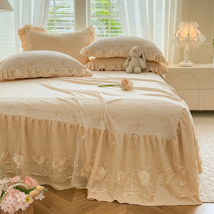 91家纺网 家纺一手货源 找家纺 美达家纺 2025新款牛奶绒雕花系列单床裙 床裙-海浪涛涛-米白