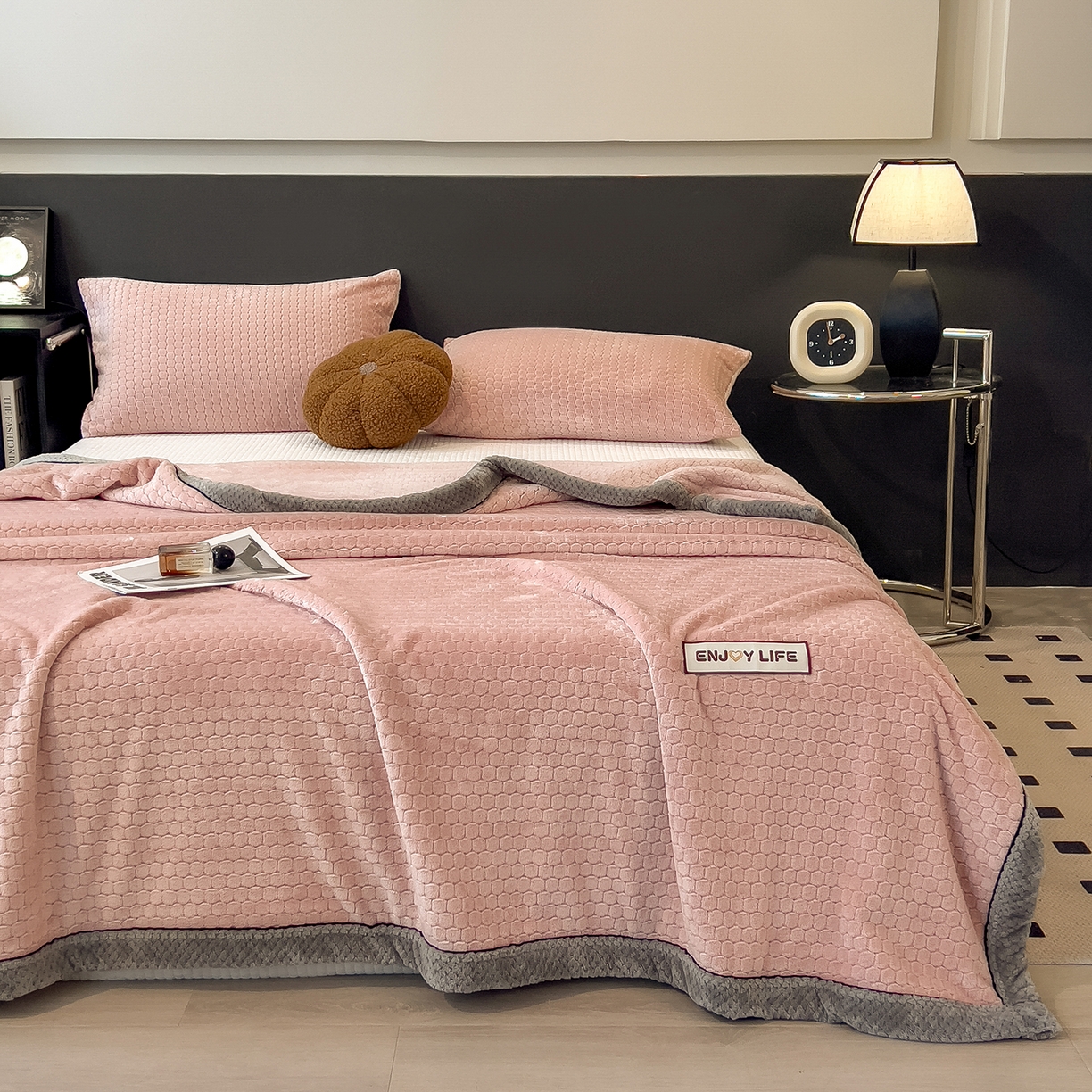 91家纺网 家纺一手货源 找家纺 世纪绒品 2025新款A类六梳牛奶绒提花足球宝贝毛毯 足球宝贝-豆沙粉