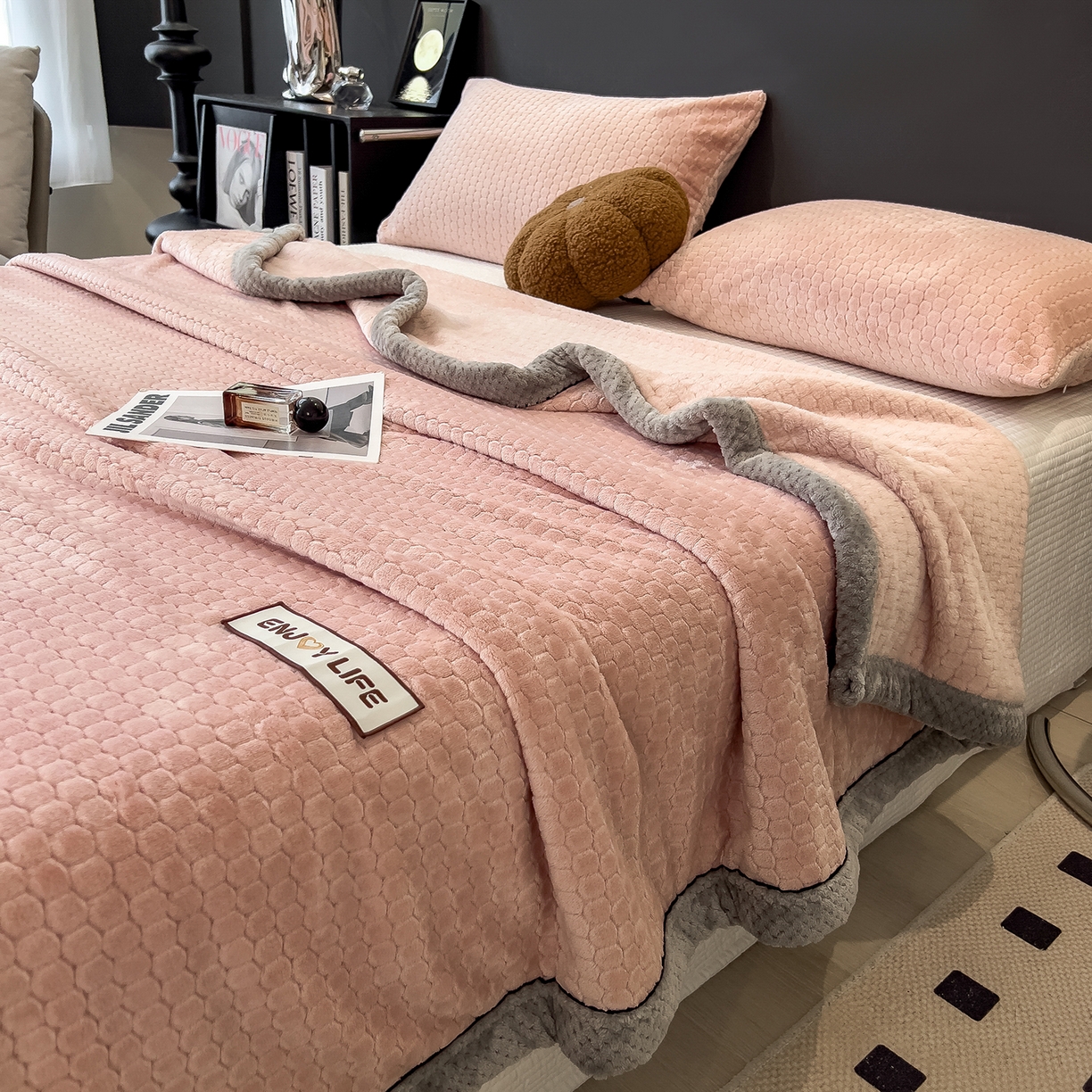 91家纺网 家纺一手货源 找家纺 世纪绒品 2025新款A类六梳牛奶绒提花足球宝贝毛毯 足球宝贝-豆沙粉