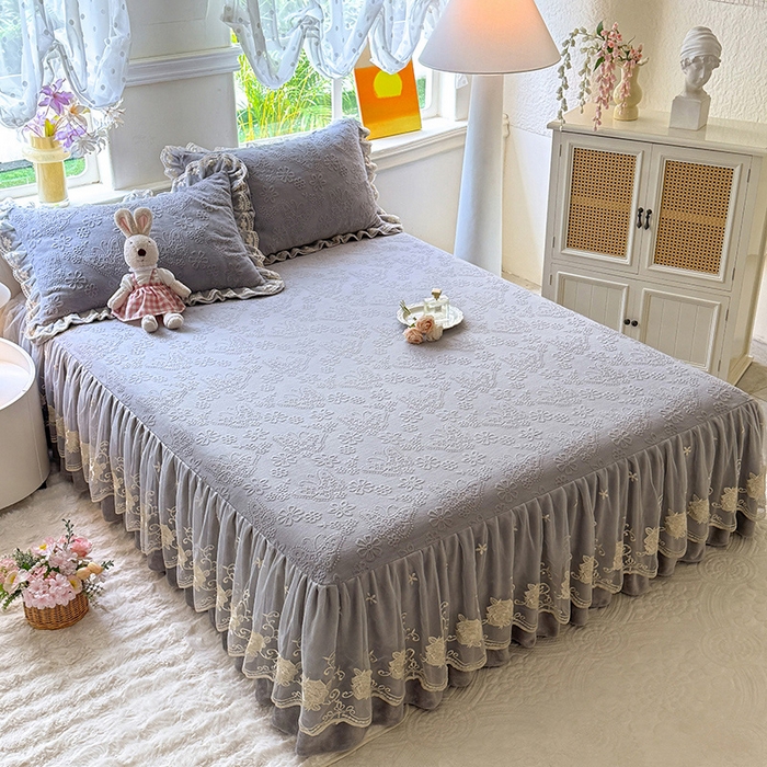 91家纺网 家纺一手货源 找家纺 美达家纺 2025新款牛奶绒雕花系列单床裙 床裙-蝴蝶花花-灰