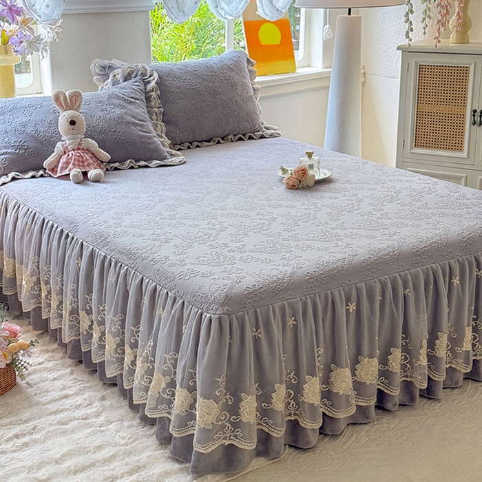 91家纺网 家纺一手货源 找家纺 美达家纺 2025新款牛奶绒雕花系列单床裙 床裙-蝴蝶花花-灰