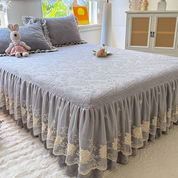 91家纺网 家纺一手货源 找家纺 美达家纺 2025新款牛奶绒雕花系列单床裙 床裙-蝴蝶花花-灰