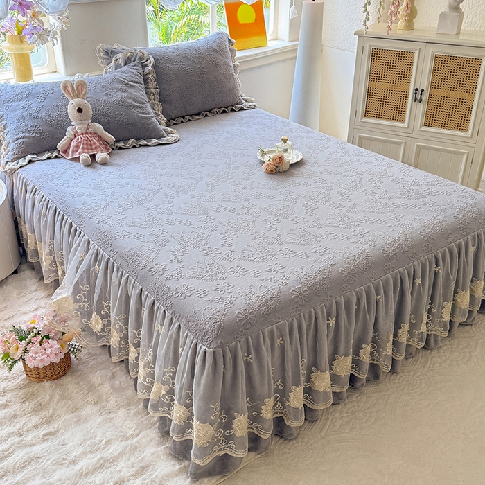 91家纺网 家纺一手货源 找家纺 美达家纺 2025新款牛奶绒雕花系列单床裙 床裙-蝴蝶花花-灰