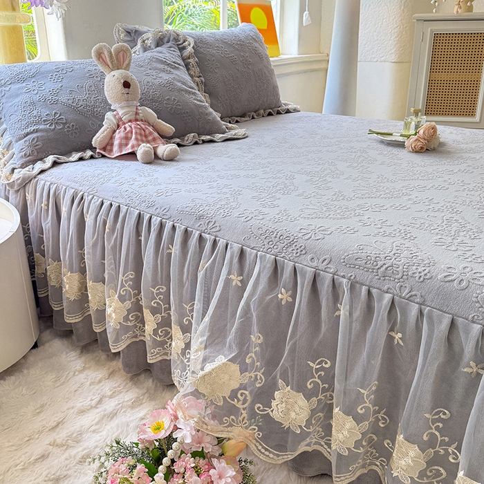 91家纺网 家纺一手货源 找家纺 美达家纺 2025新款牛奶绒雕花系列单床裙 床裙-蝴蝶花花-灰