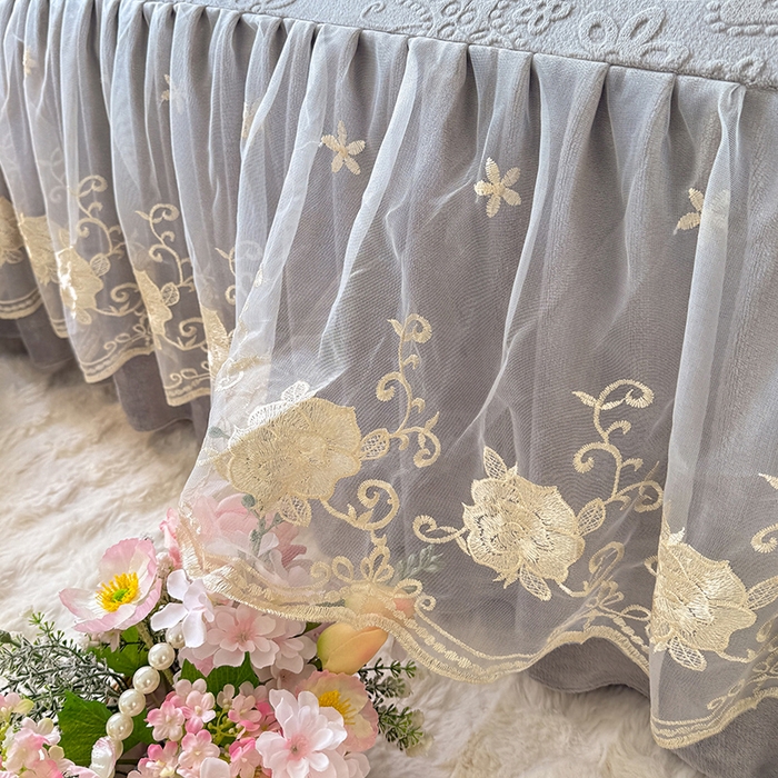 91家纺网 家纺一手货源 找家纺 美达家纺 2025新款牛奶绒雕花系列单床裙 床裙-蝴蝶花花-灰