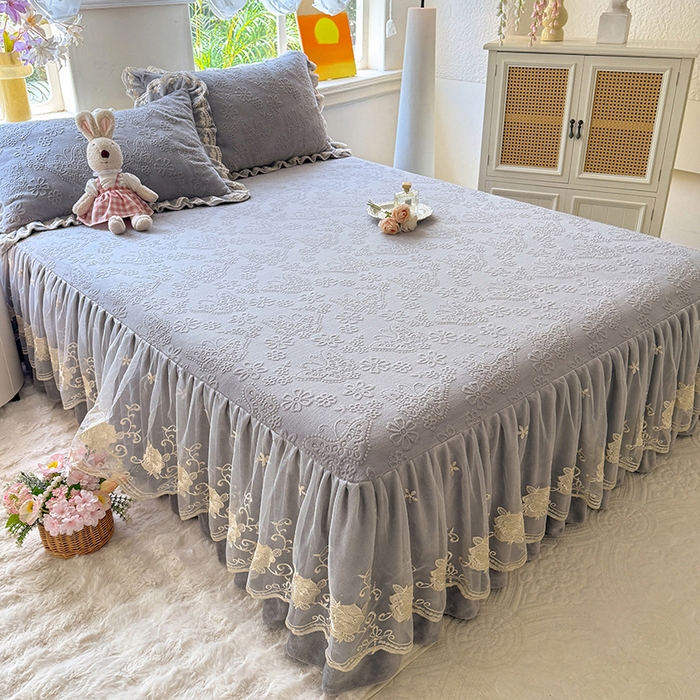 91家纺网 家纺一手货源 找家纺 美达家纺 2025新款牛奶绒雕花系列单床裙 床裙-蝴蝶花花-灰