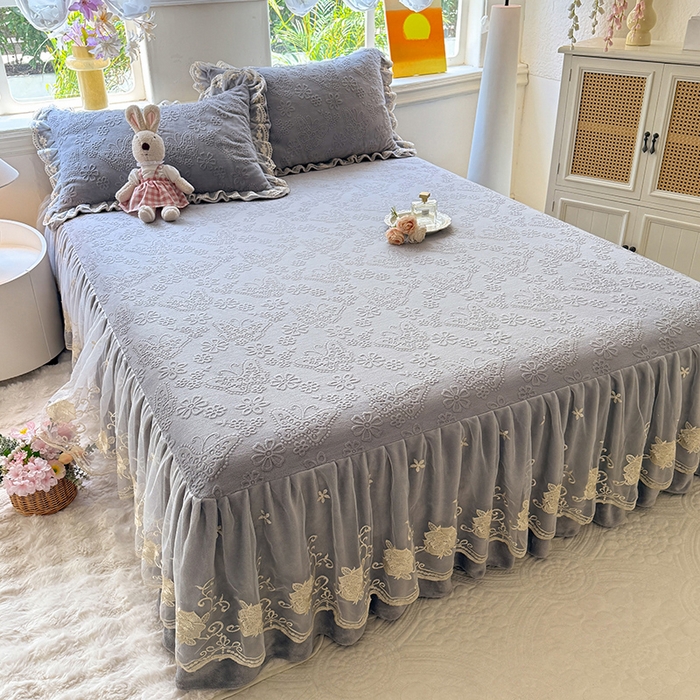 91家纺网 家纺一手货源 找家纺 美达家纺 2025新款牛奶绒雕花系列单床裙 床裙-蝴蝶花花-灰