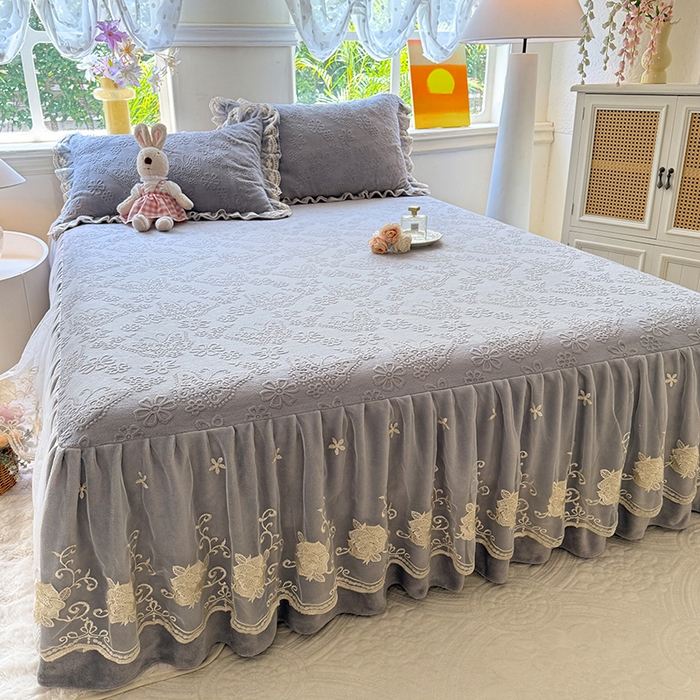 91家纺网 家纺一手货源 找家纺 美达家纺 2025新款牛奶绒雕花系列单床裙 床裙-蝴蝶花花-灰