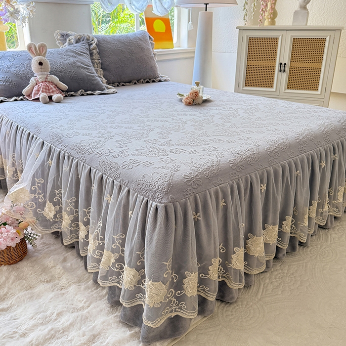 91家纺网 家纺一手货源 找家纺 美达家纺 2025新款牛奶绒雕花系列单床裙 床裙-蝴蝶花花-灰