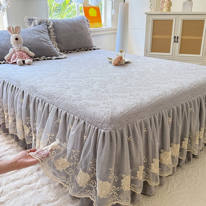 91家纺网 家纺一手货源 找家纺 美达家纺 2025新款牛奶绒雕花系列单床裙 床裙-蝴蝶花花-灰