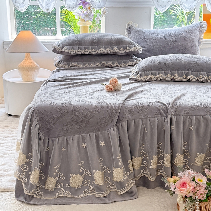 91家纺网 家纺一手货源 找家纺 美达家纺 2025新款牛奶绒雕花系列单床裙 床裙-蝴蝶花花-灰