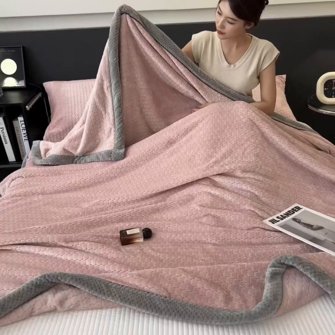 91家纺网 家纺一手货源 找家纺 世纪绒品 2025新款A类六梳牛奶绒提花足球宝贝毛毯 足球宝贝-豆沙粉