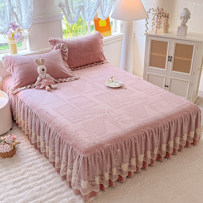 91家纺网 家纺一手货源 找家纺 美达家纺 2025新款牛奶绒雕花系列单床裙 床裙-丝丝如花-皮粉