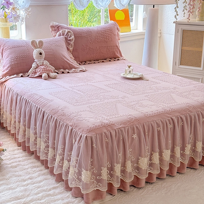 91家纺网 家纺一手货源 找家纺 美达家纺 2025新款牛奶绒雕花系列单床裙 床裙-丝丝如花-皮粉