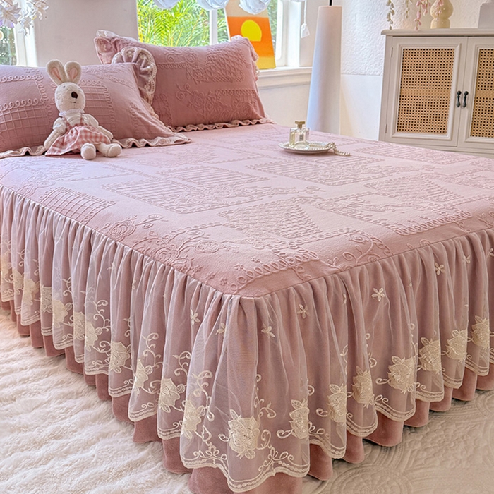 91家纺网 家纺一手货源 找家纺 美达家纺 2025新款牛奶绒雕花系列单床裙 床裙-丝丝如花-皮粉