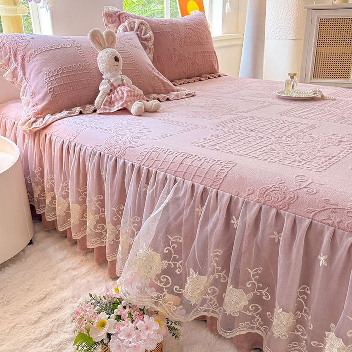 91家纺网 家纺一手货源 找家纺 美达家纺 2025新款牛奶绒雕花系列单床裙 床裙-丝丝如花-皮粉