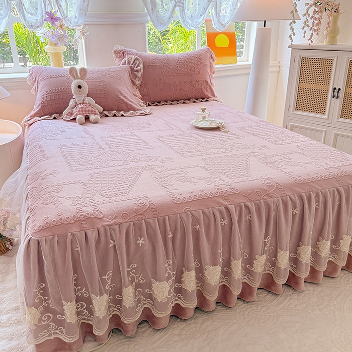 91家纺网 家纺一手货源 找家纺 美达家纺 2025新款牛奶绒雕花系列单床裙 床裙-丝丝如花-皮粉