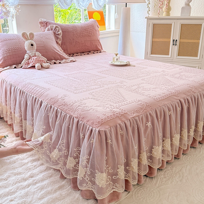 91家纺网 家纺一手货源 找家纺 美达家纺 2025新款牛奶绒雕花系列单床裙 床裙-丝丝如花-皮粉