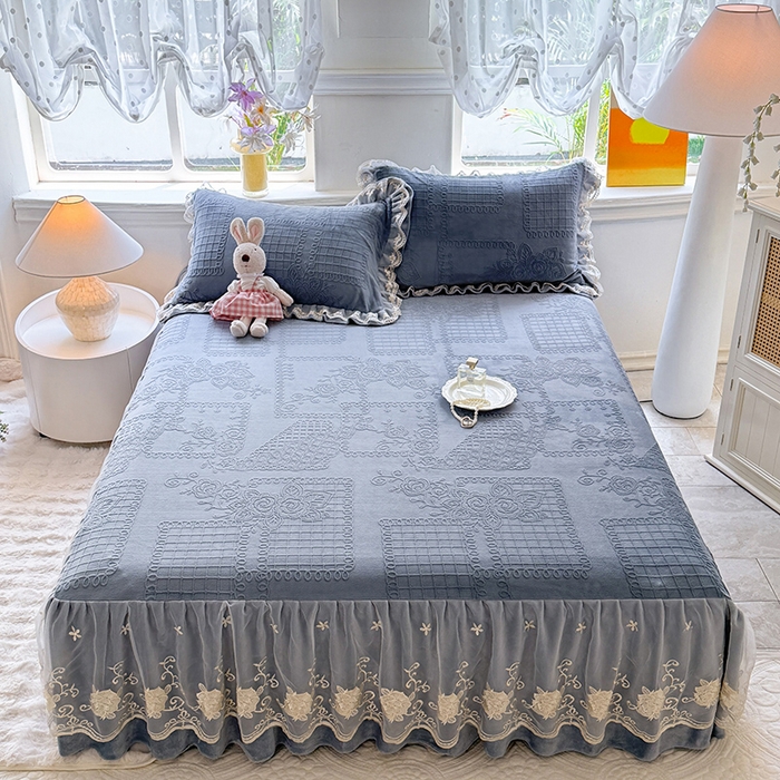 美达家纺 2025新款牛奶绒雕花系列单床裙 床裙-丝丝如花-雾蓝