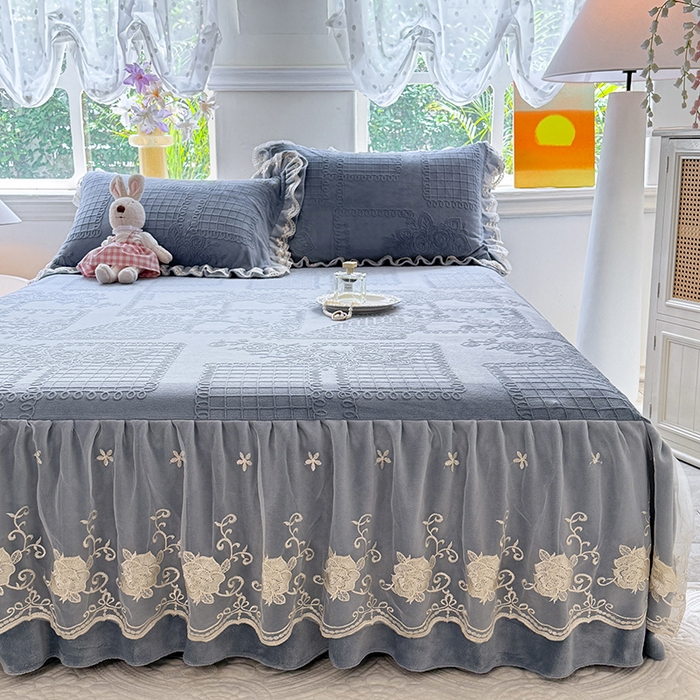 91家纺网 家纺一手货源 找家纺 美达家纺 2025新款牛奶绒雕花系列单床裙 床裙-丝丝如花-雾蓝