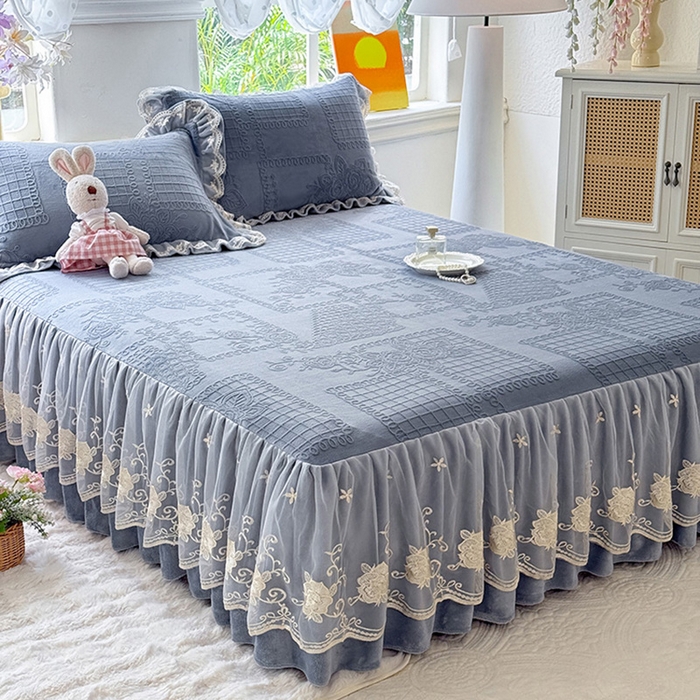 91家纺网 家纺一手货源 找家纺 美达家纺 2025新款牛奶绒雕花系列单床裙 床裙-丝丝如花-雾蓝