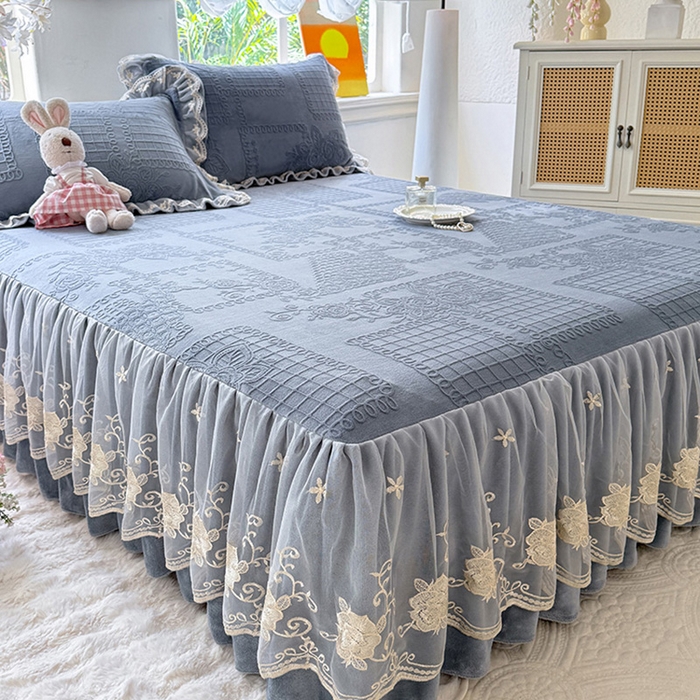 91家纺网 家纺一手货源 找家纺 美达家纺 2025新款牛奶绒雕花系列单床裙 床裙-丝丝如花-雾蓝