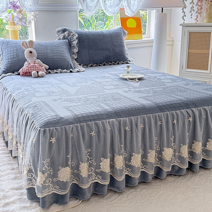 91家纺网 家纺一手货源 找家纺 美达家纺 2025新款牛奶绒雕花系列单床裙 床裙-丝丝如花-雾蓝