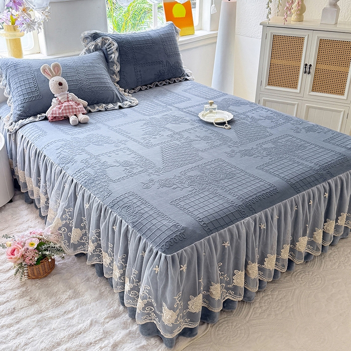 91家纺网 家纺一手货源 找家纺 美达家纺 2025新款牛奶绒雕花系列单床裙 床裙-丝丝如花-雾蓝