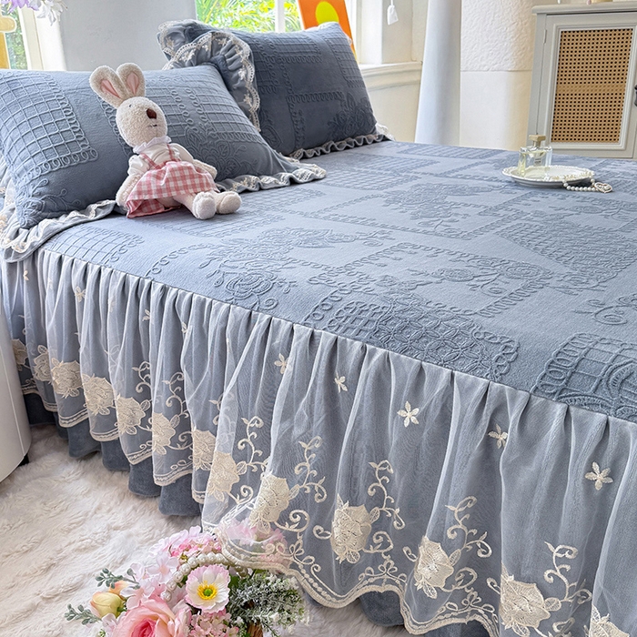 91家纺网 家纺一手货源 找家纺 美达家纺 2025新款牛奶绒雕花系列单床裙 床裙-丝丝如花-雾蓝